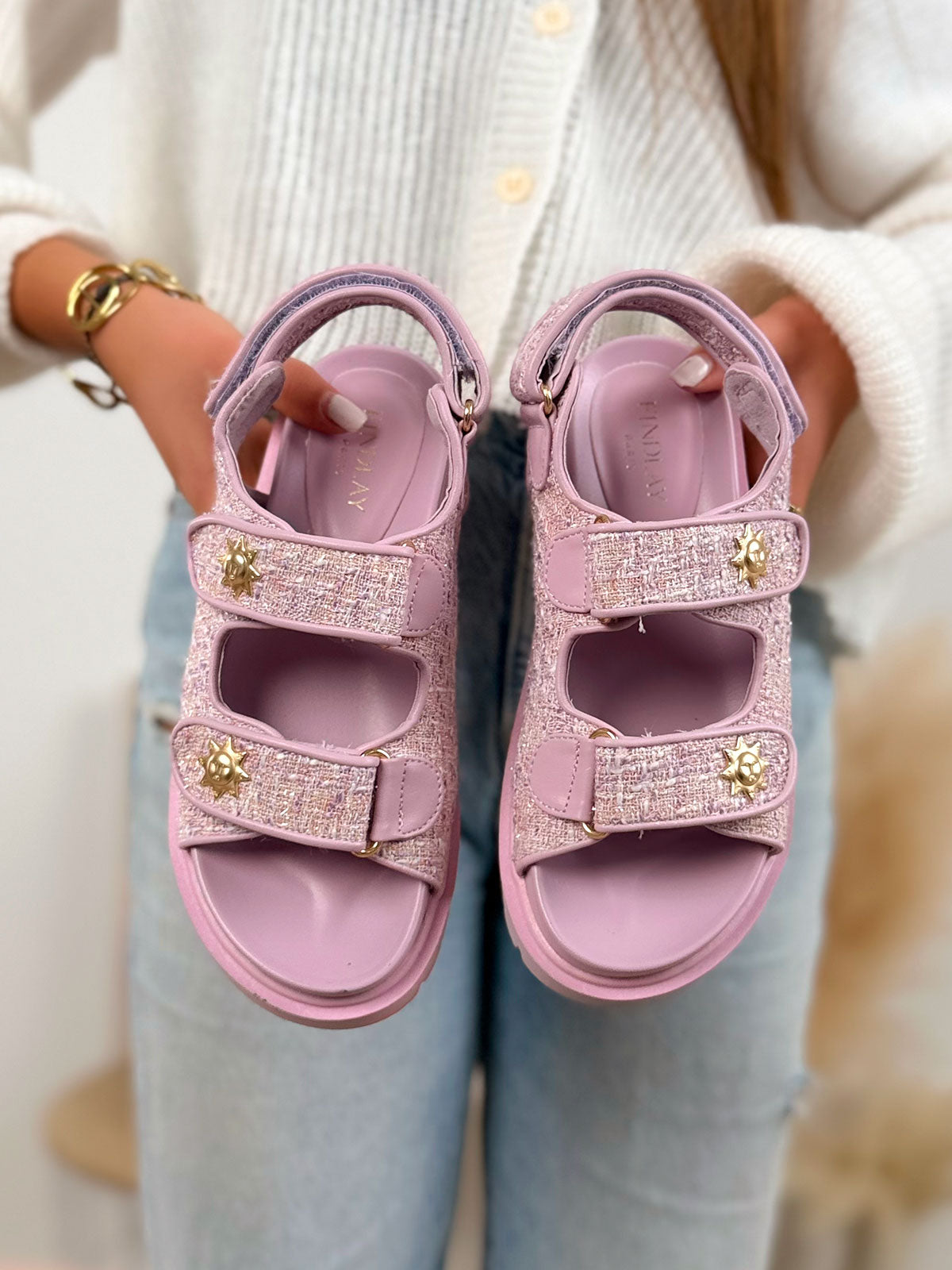Nu-pieds femme lilas tendance en tweed avec scratchs ajustables et détails soleil doré