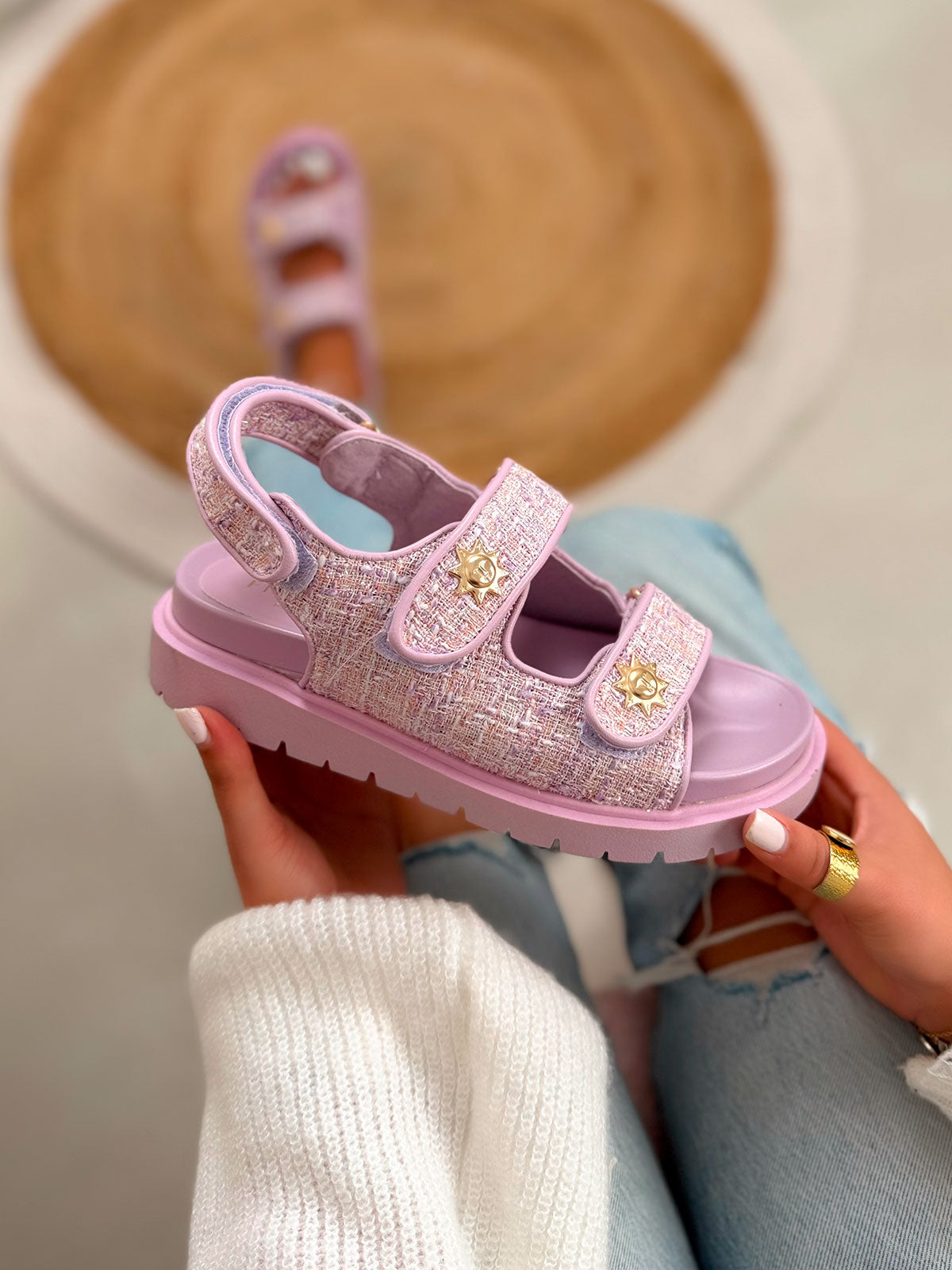 Nu-pieds femme lilas tendance en tweed avec scratchs ajustables et détails soleil doré