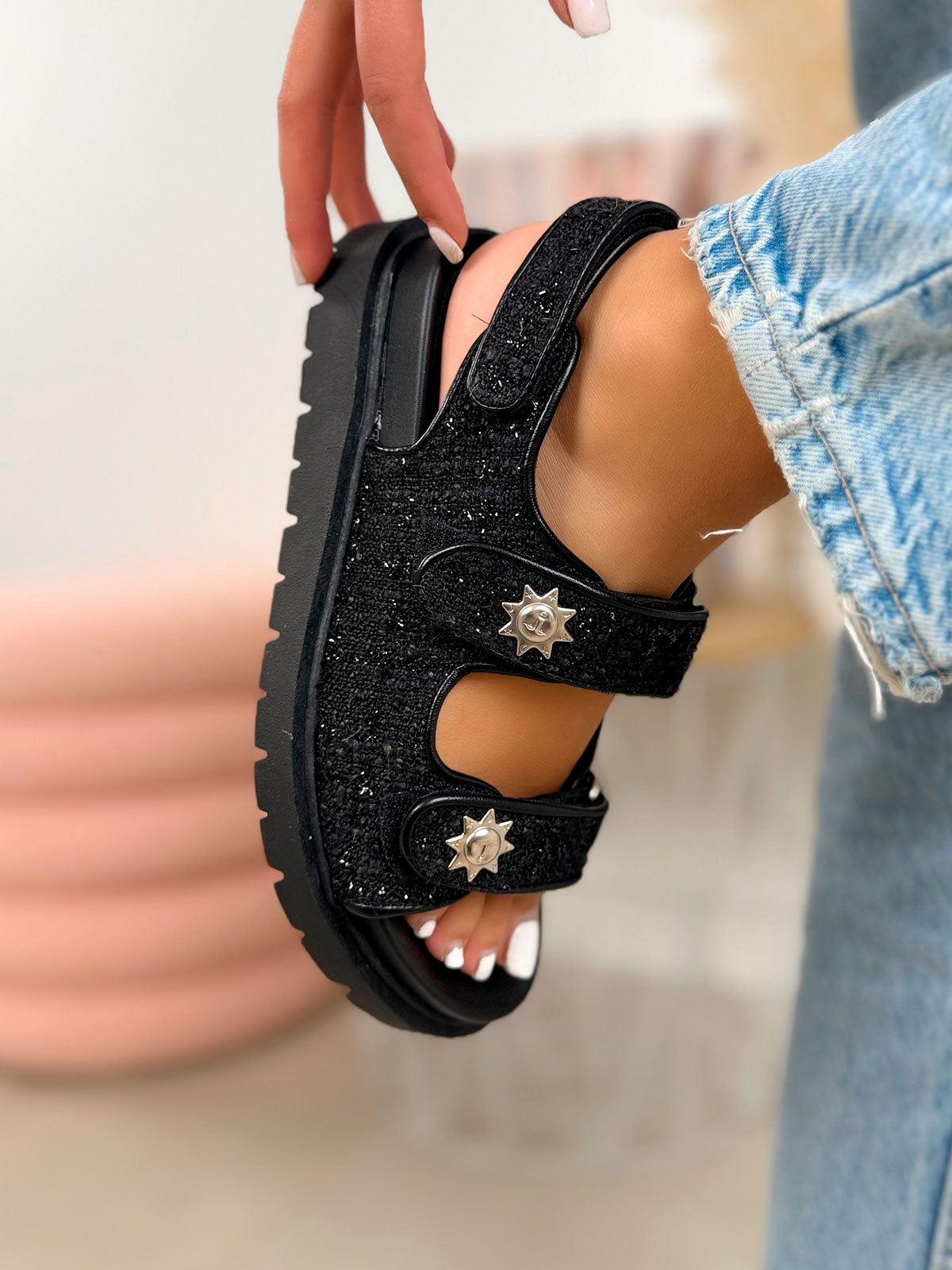 Nu-pieds femme noirs tendance en tweed avec scratchs ajustables et détails soleil doré