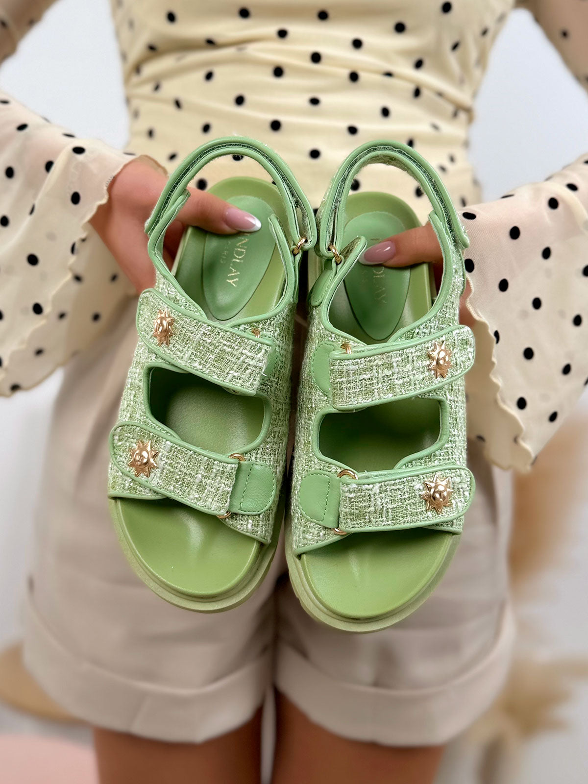 Nu-pieds femme vert pastel tendance en tweed avec scratchs ajustables et détails soleil doré
