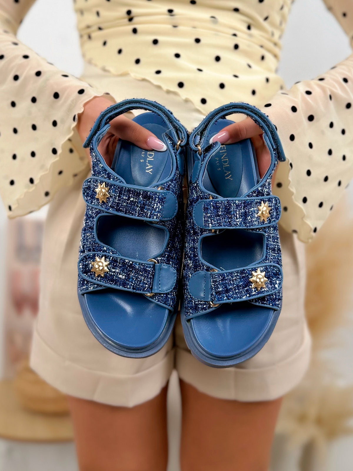 Nu-pieds femme bleu tendance en tweed avec scratchs ajustables et détails soleil doré