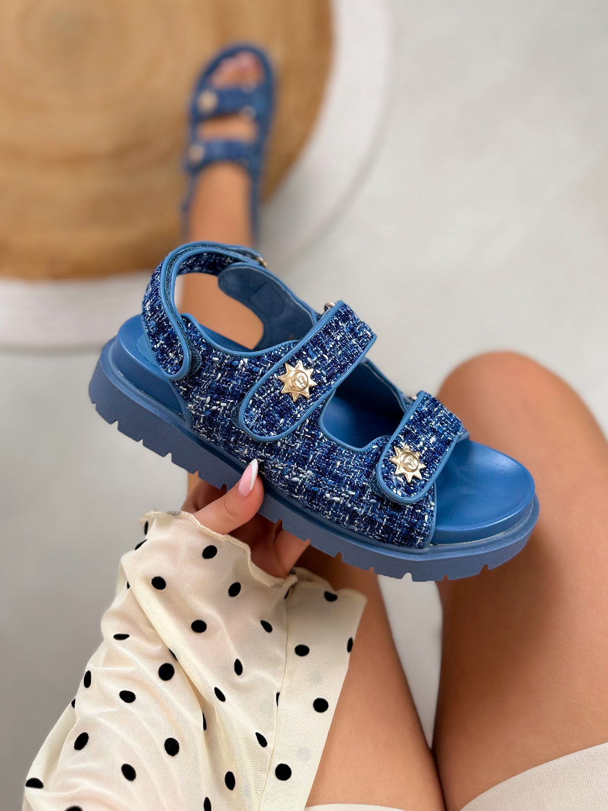 Nu-pieds femme bleu tendance en tweed avec scratchs ajustables et détails soleil doré