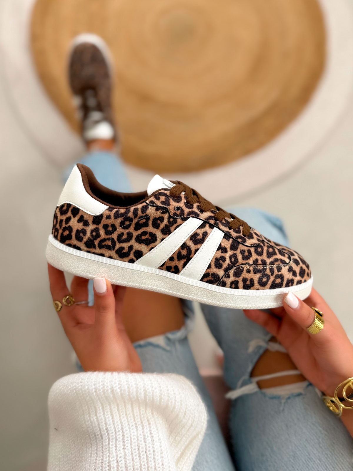 Baskets femme marron tendance à motif léopard avec bandes blanches et semelle plate