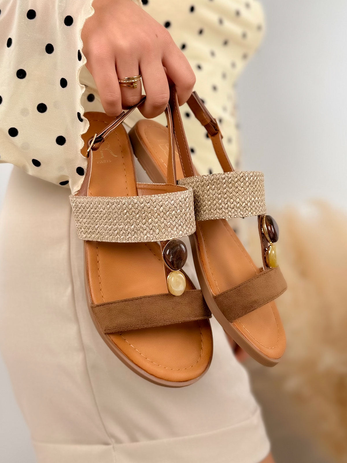 Nu-pieds femme marron bohèmes à brides avec détail osier et perles décoratives