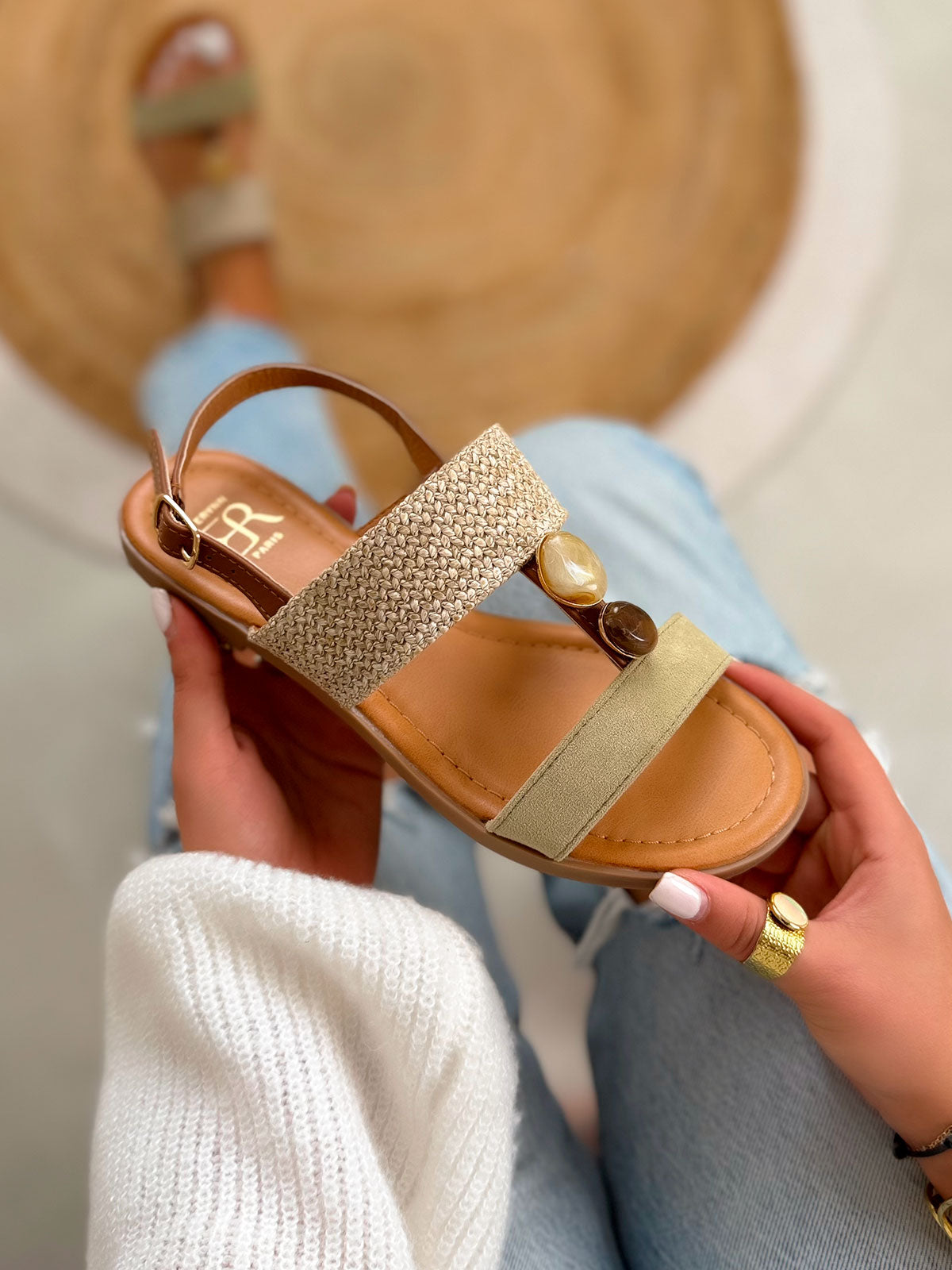 Nu-pieds femme kaki bohèmes à brides avec osier et perles naturelles élégantes