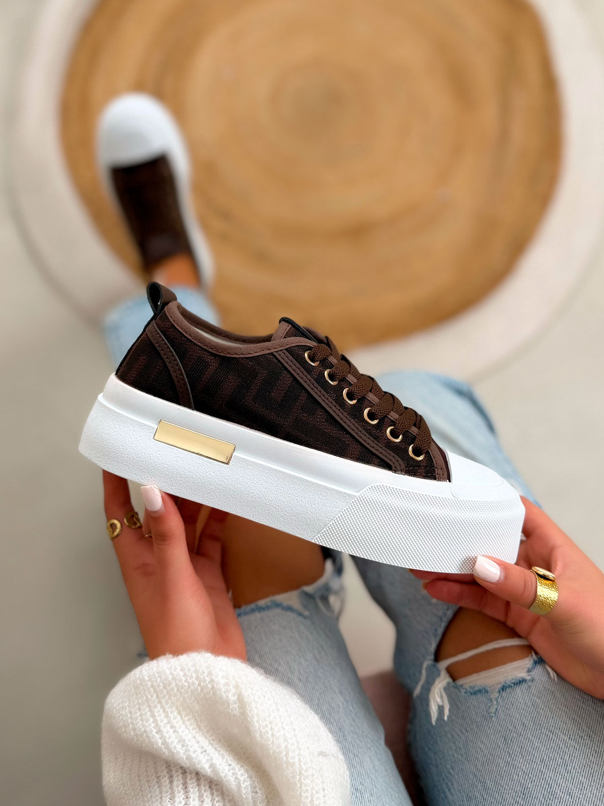 Basket femme marron tendance à motif toile avec plateforme blanche et détail doré