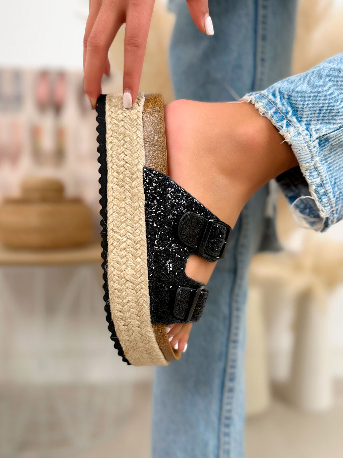 Mule femme noire pailletée tendance à double brides avec boucles et semelle effet osier