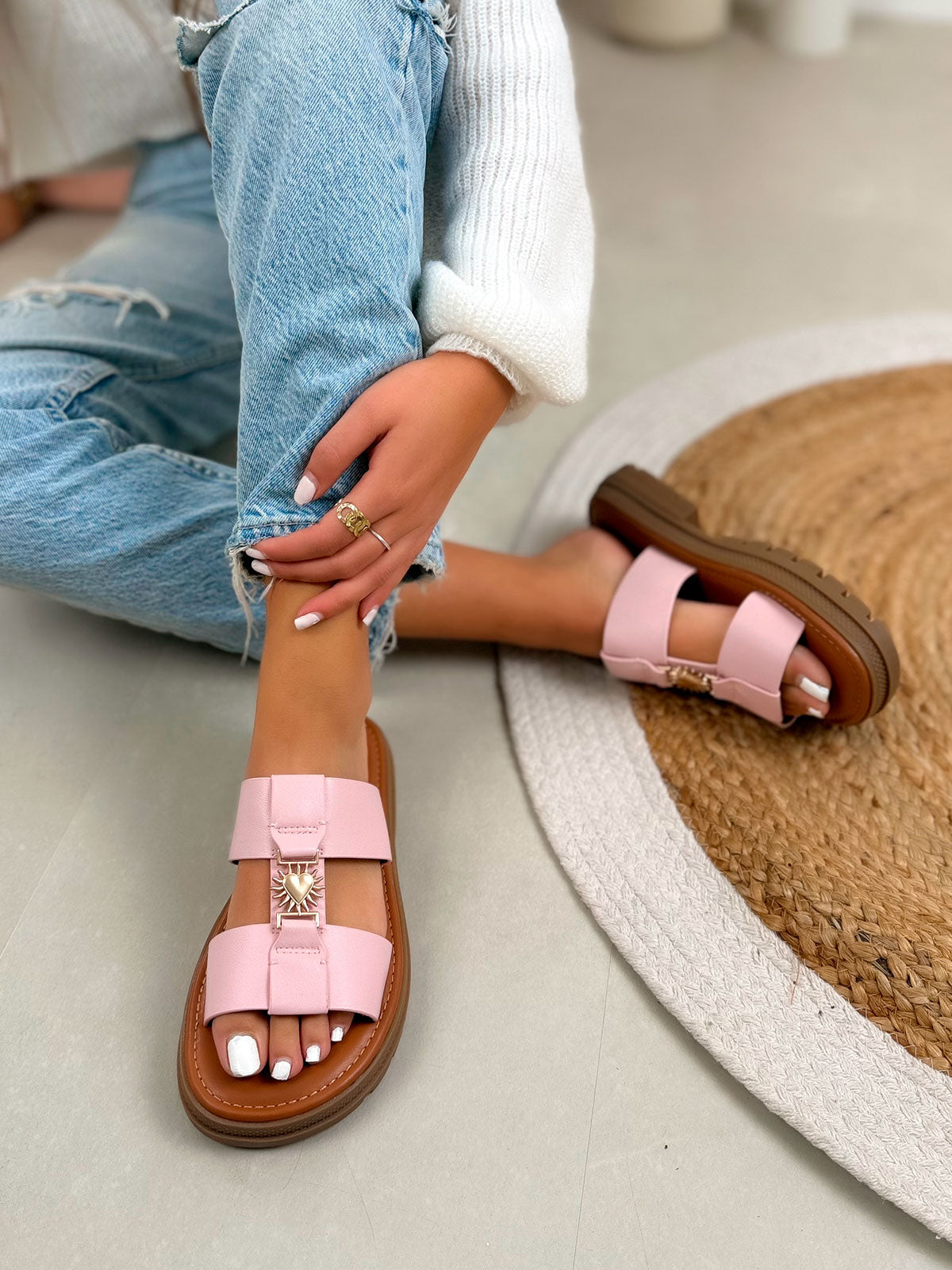 Mule femme camel tendance à brides roses avec cœur doré et semelle crantée