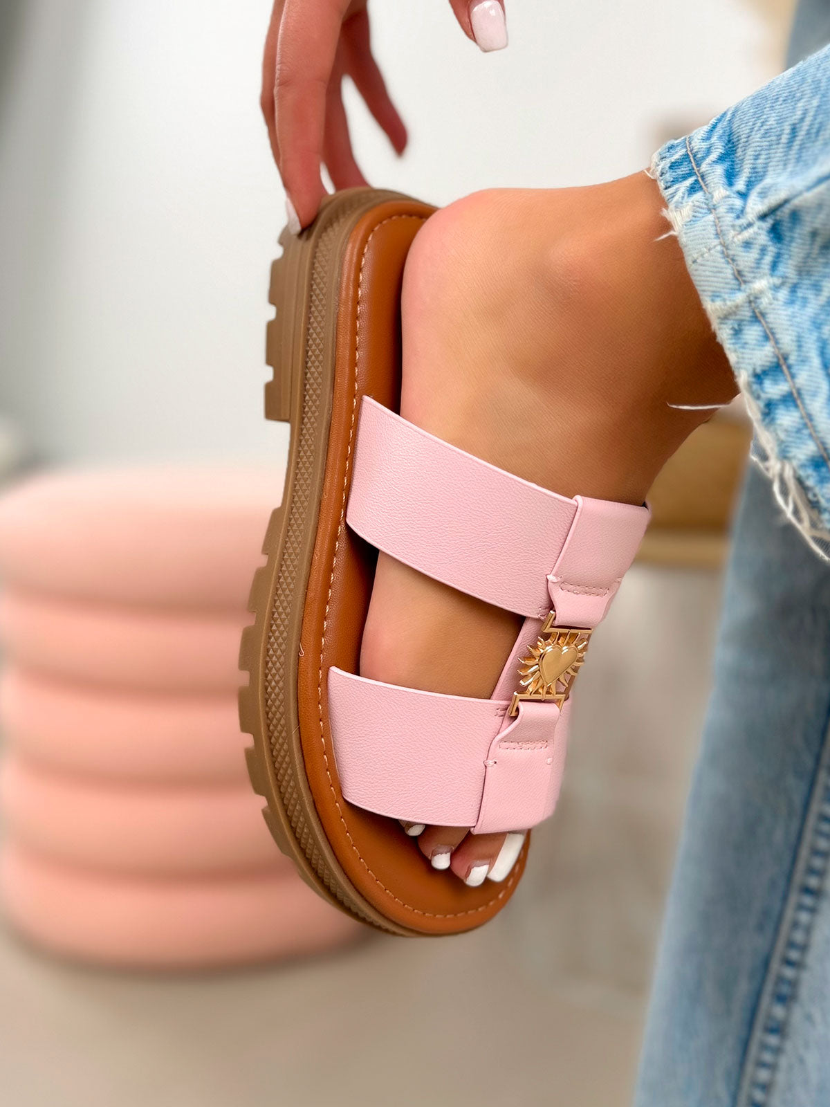 Mule femme camel tendance à brides roses avec cœur doré et semelle crantée