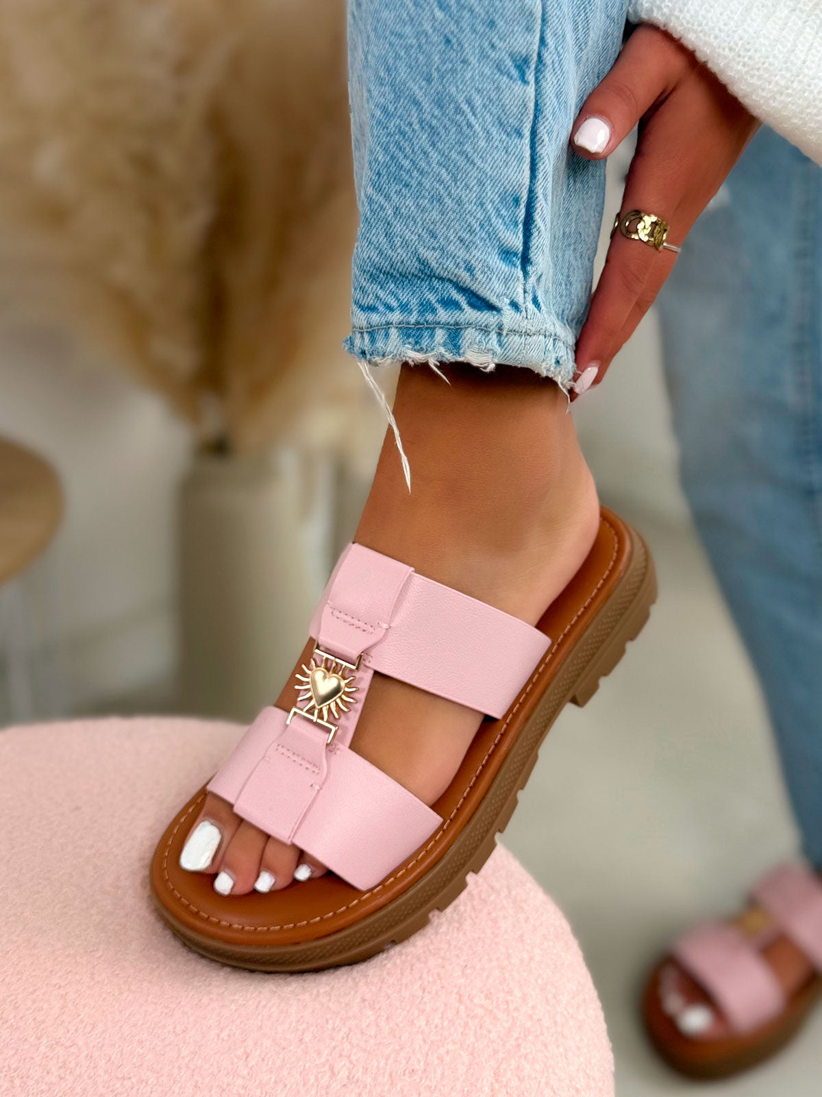 Mule femme camel tendance à brides roses avec cœur doré et semelle crantée