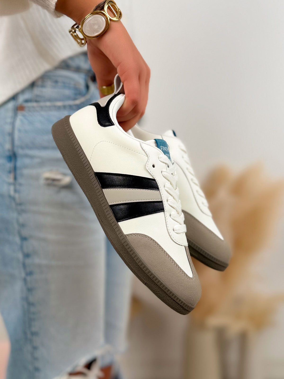 Basket femme blanche tendance à bandes noires et empiècements gris