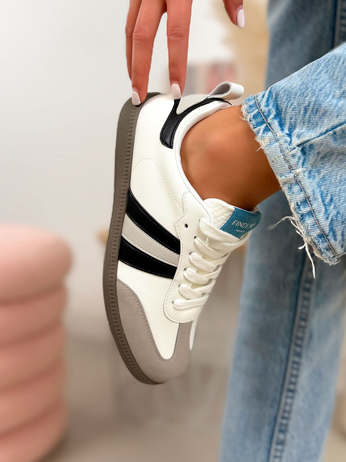 Basket femme blanche tendance à bandes noires et empiècements gris