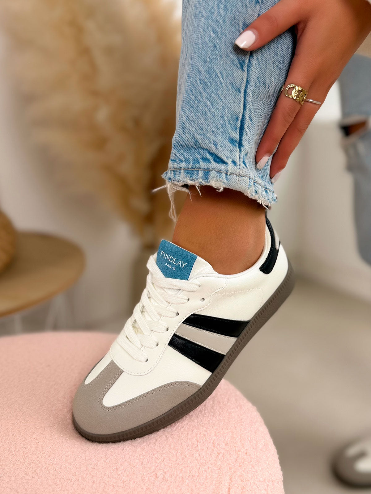 Basket femme blanche tendance à bandes noires et empiècements gris