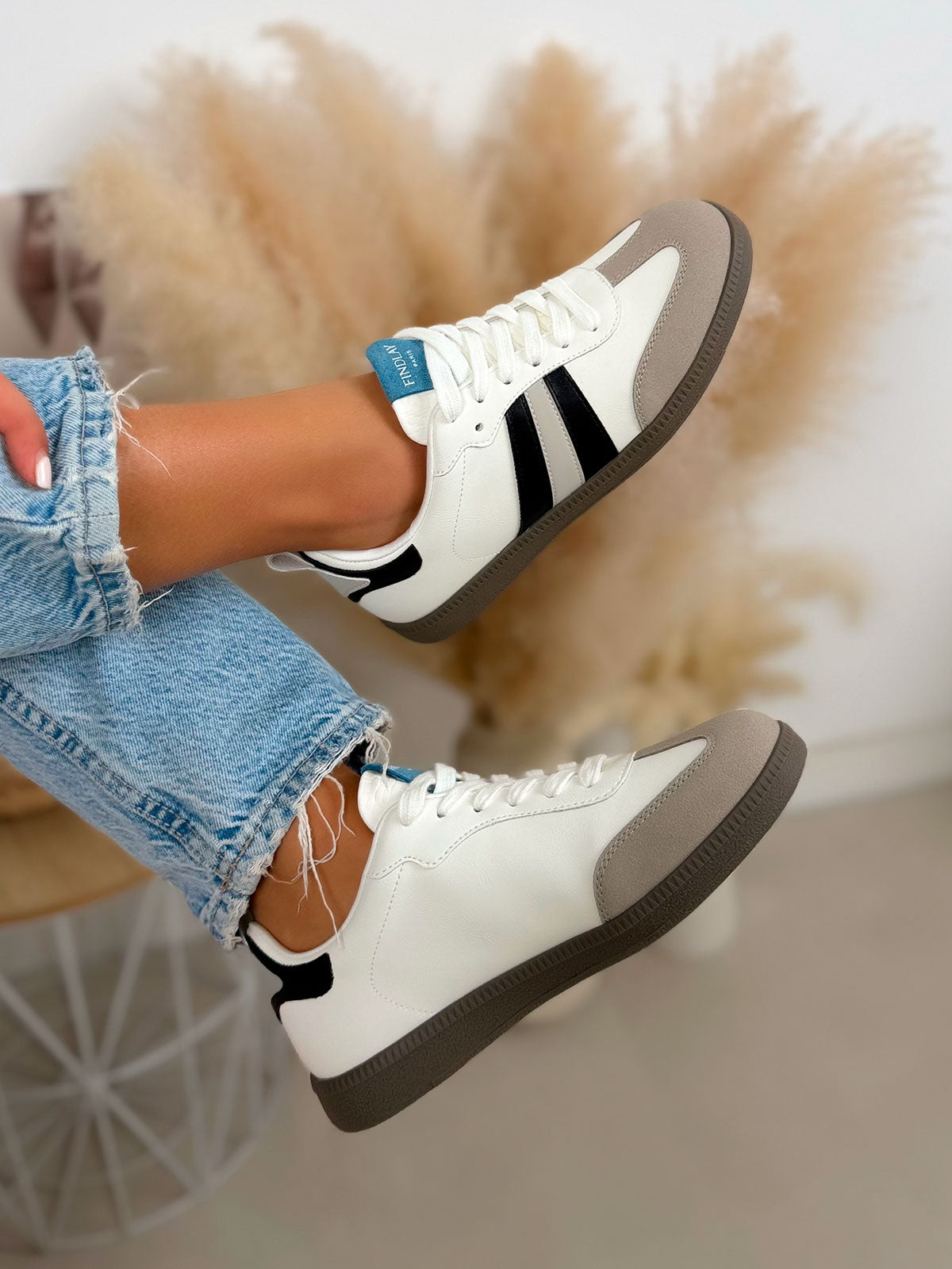 Basket femme blanche tendance à bandes noires et empiècements gris