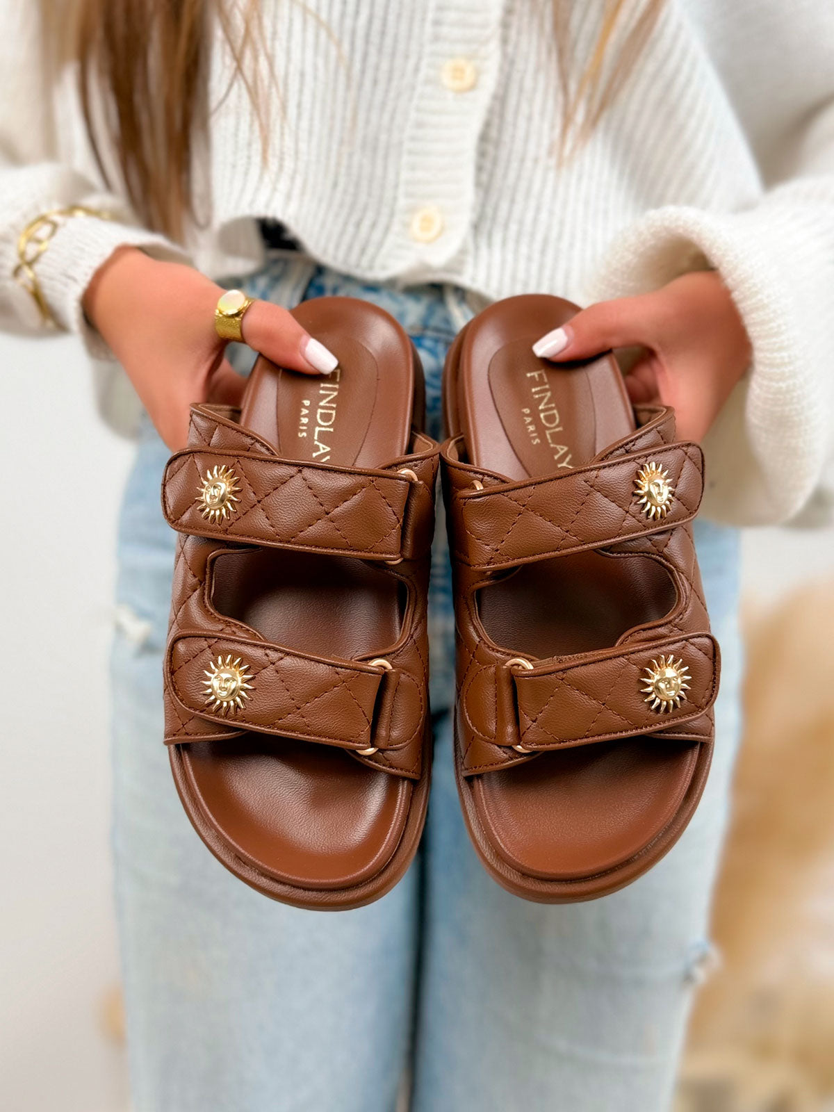 Mule femme marron tendance matelassée à scratch avec détails soleil doré