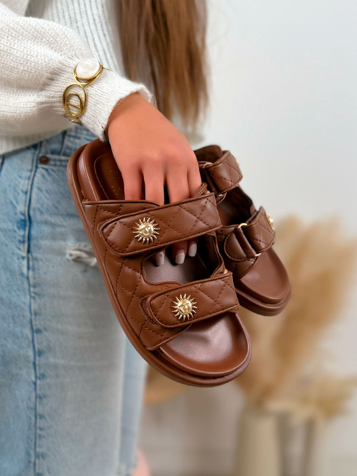 Mule femme marron tendance matelassée à scratch avec détails soleil doré