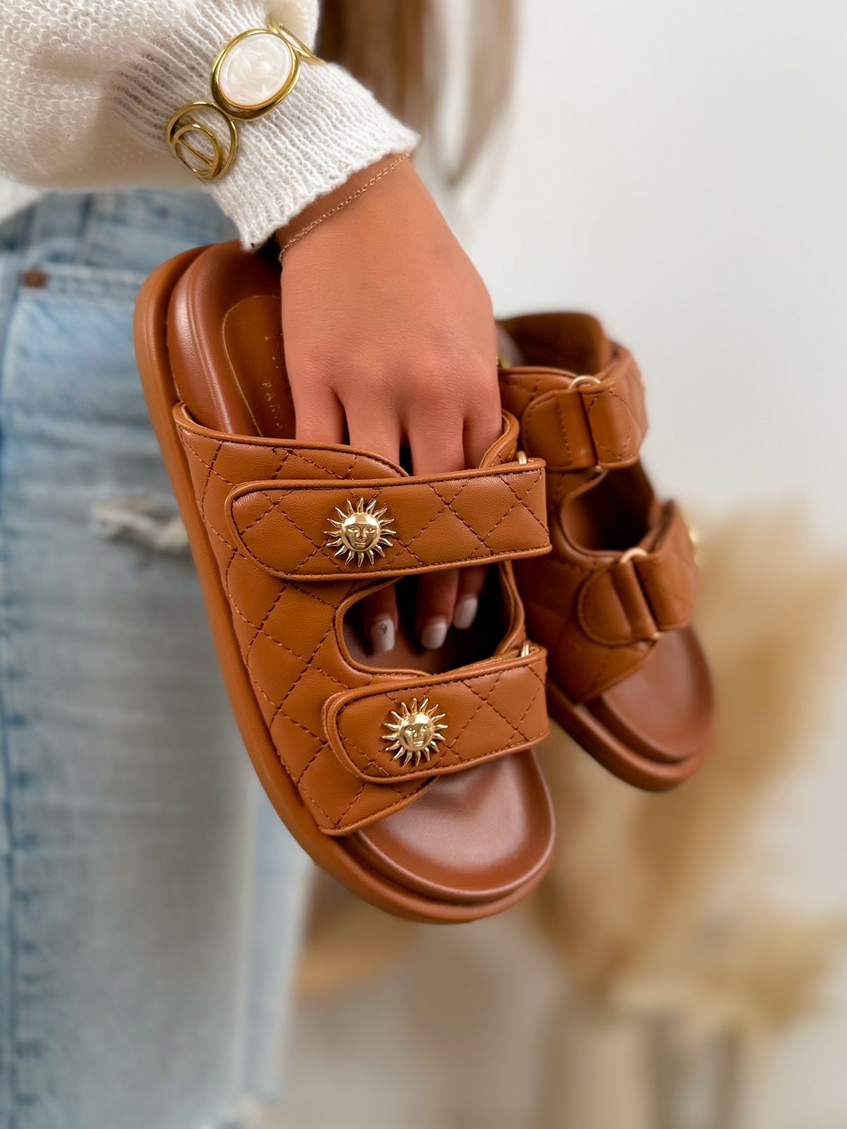 Mule femme camel élégante matelassée à scratch avec détails soleil doré