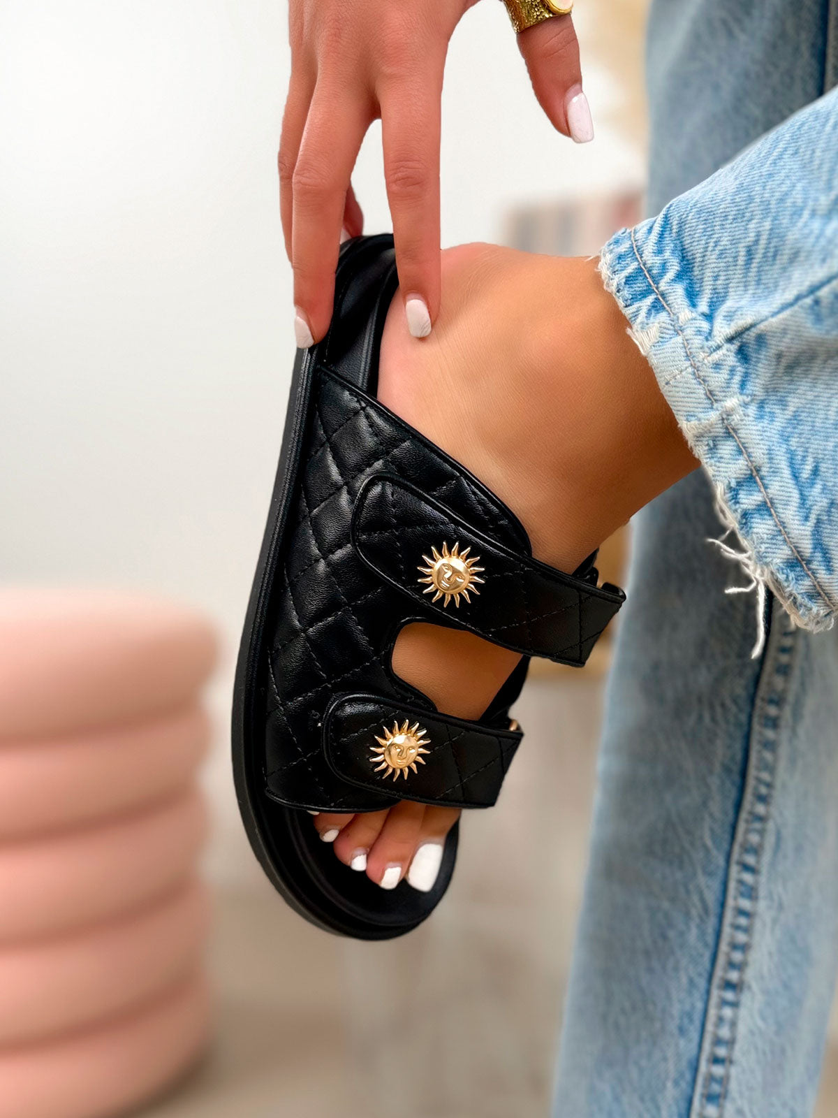 Mule femme noire élégante matelassée à scratch avec détails soleil doré