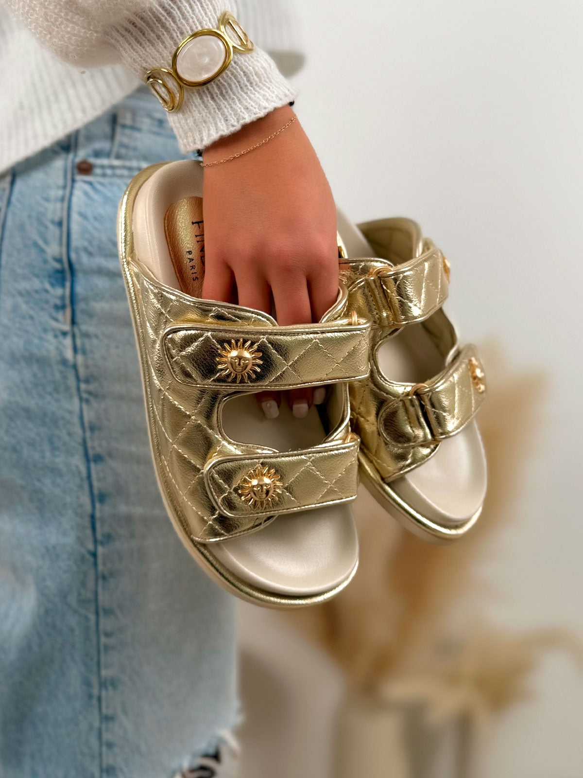 Mule femme dorée tendance matelassée à scratch avec détails soleil