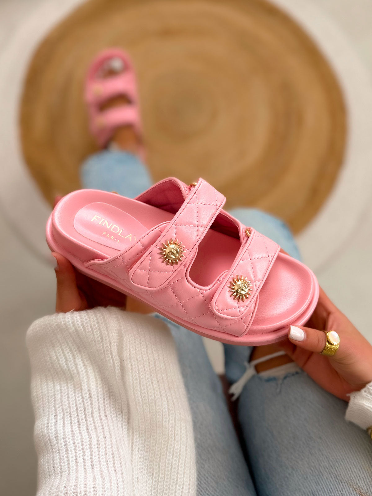 Mule femme rose tendance matelassée à scratch avec détails soleil doré