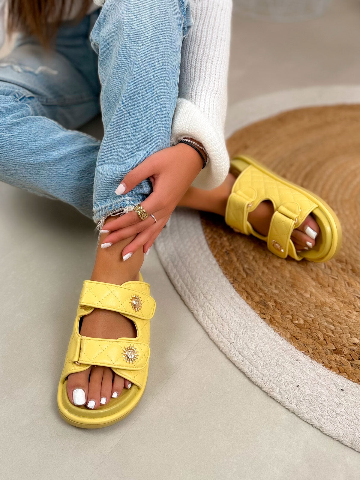 Mule femme jaune tendance matelassée à scratch avec détails soleil doré