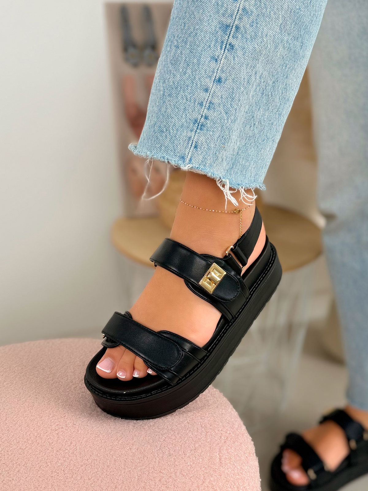 Nu-pieds femme noirs tendance à plateforme épaisse avec doubles scratchs dorés