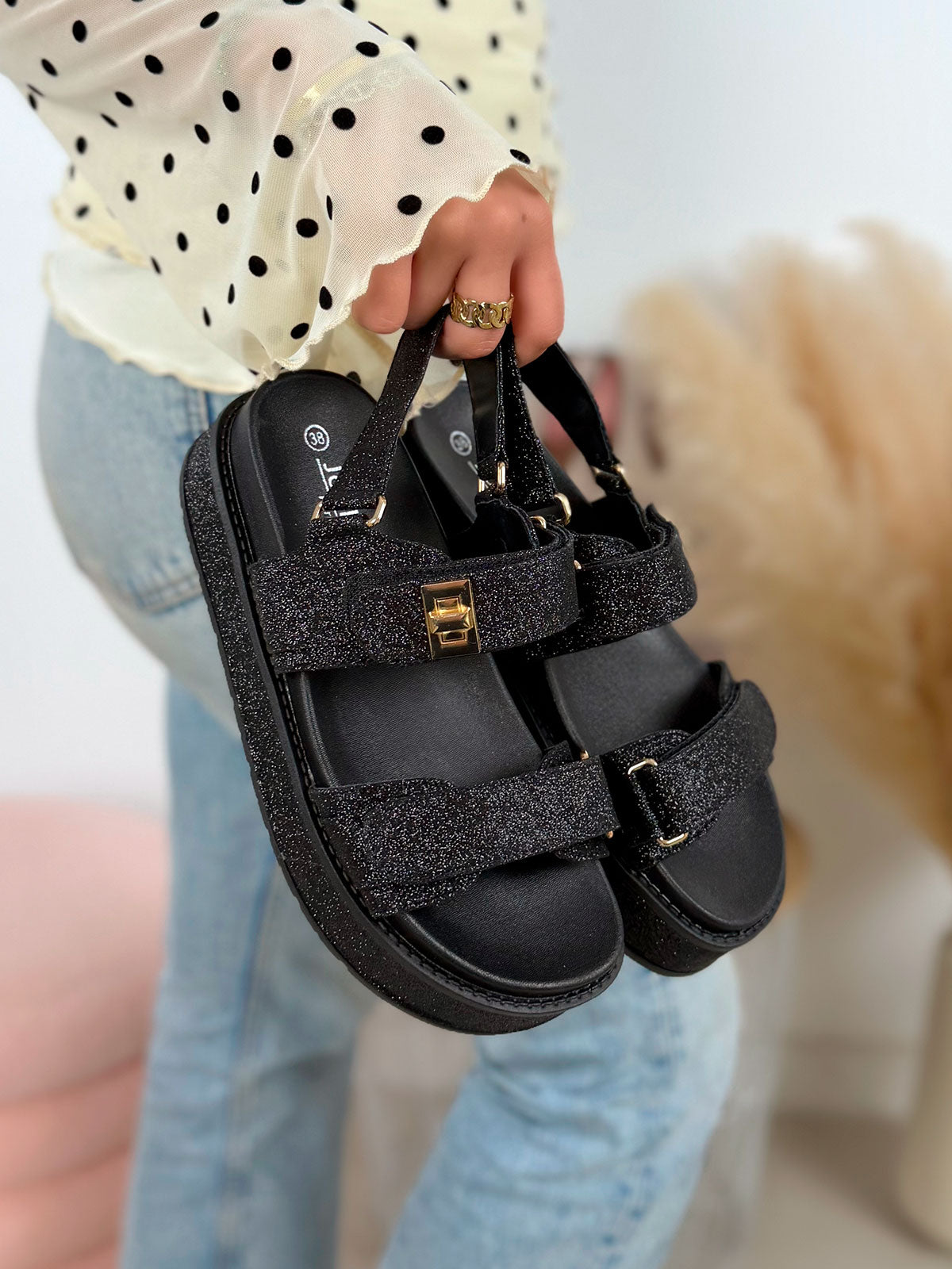 Nu-pieds femme noirs à paillettes tendance avec plateforme épaisse et scratchs dorés
