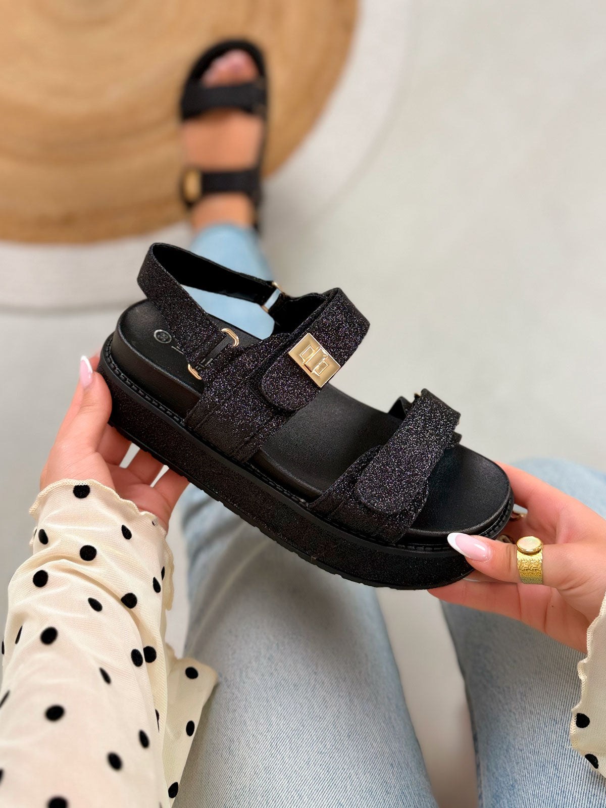 Nu-pieds femme noirs à paillettes tendance avec plateforme épaisse et scratchs dorés