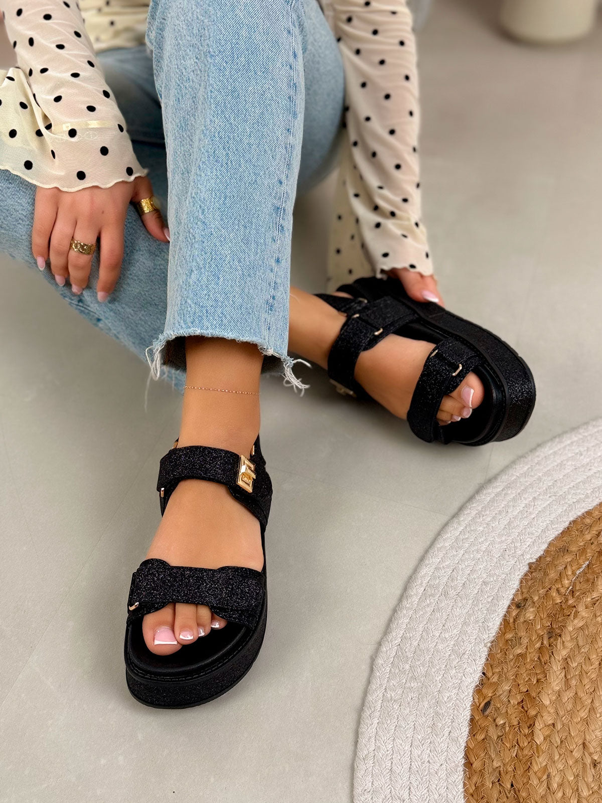 Nu-pieds femme noirs à paillettes tendance avec plateforme épaisse et scratchs dorés