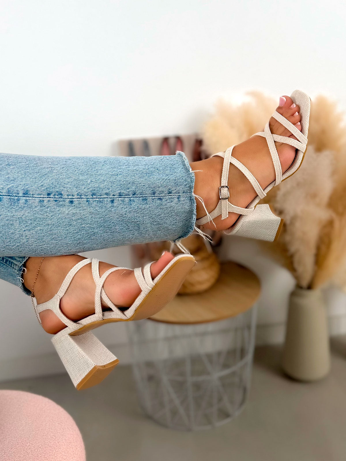 Sandales femme beiges élégantes à brides croisées et talon carré tendance