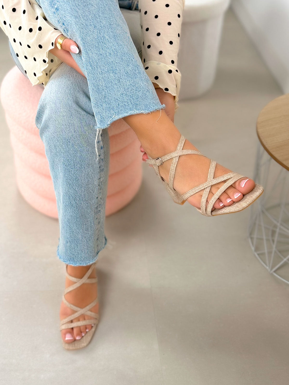 Sandales femme beige foncé élégantes à brides croisées et talon carré chic