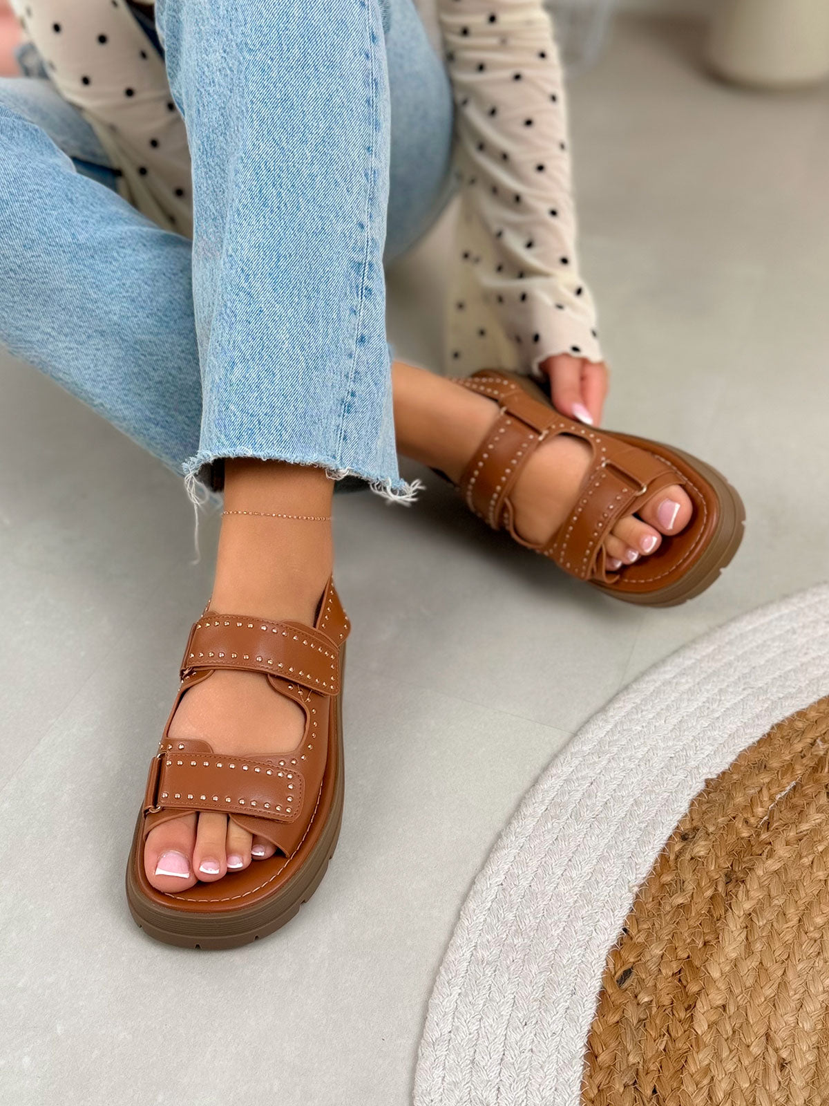 Nu-pieds femme camel tendance à scratchs cloutés et semelle crantée