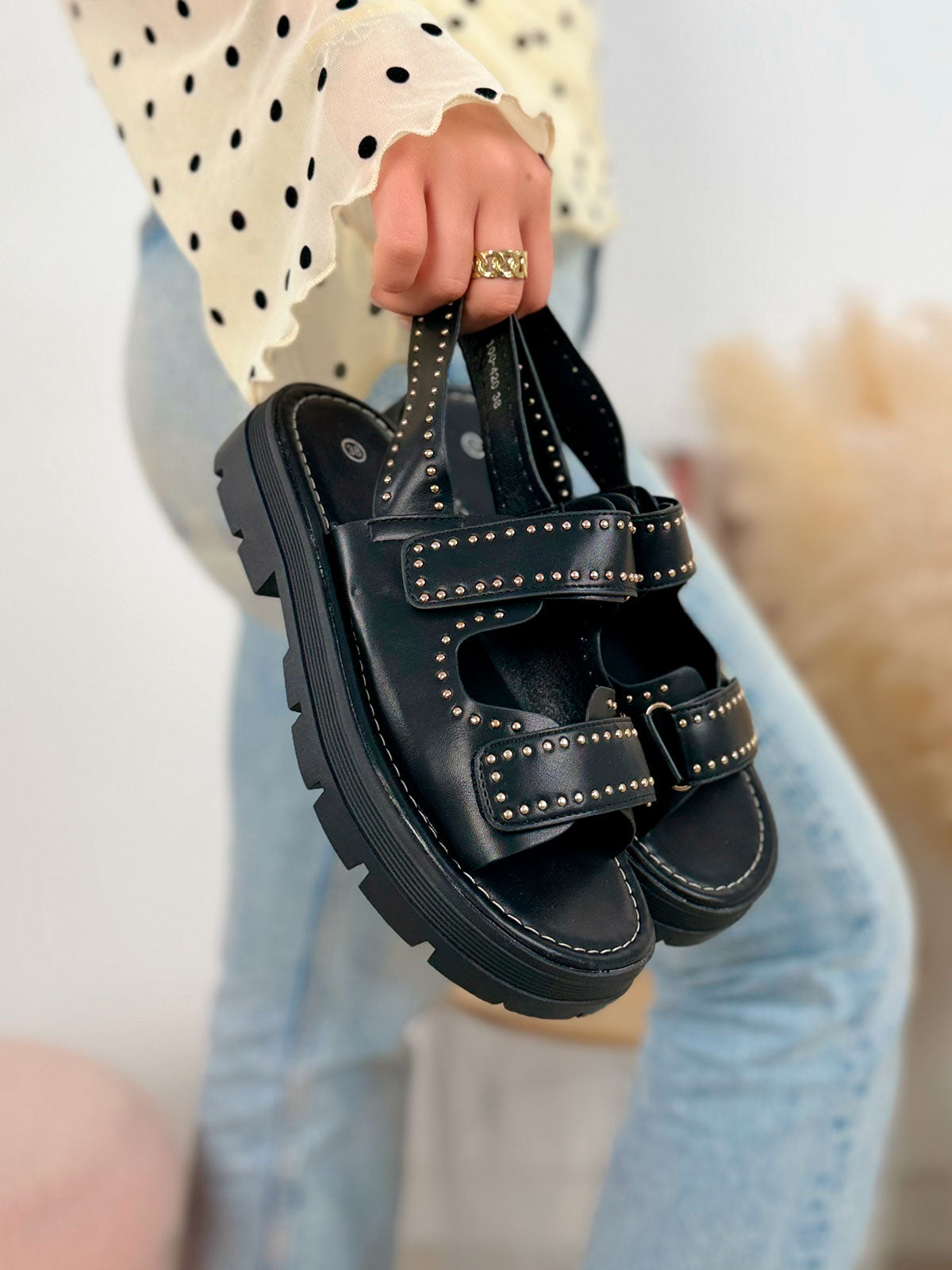 Nu-pieds femme noirs tendance à scratchs cloutés et semelle crantée