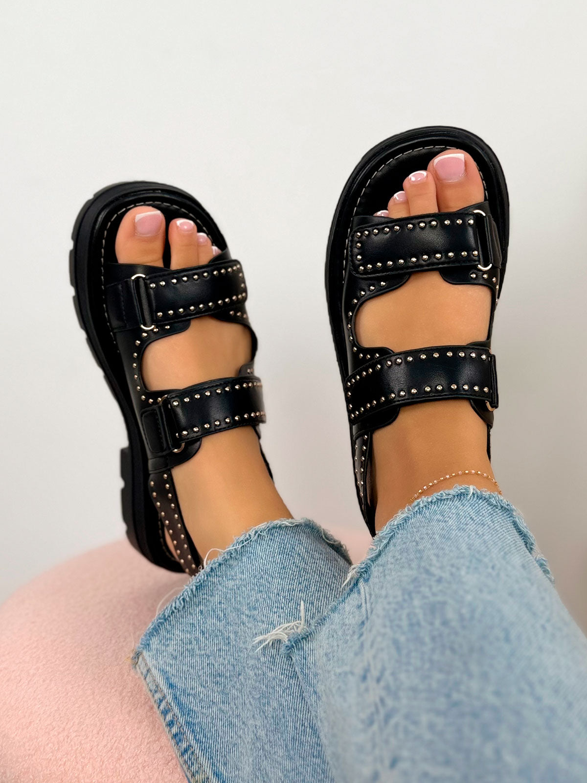 Nu-pieds femme noirs tendance à scratchs cloutés et semelle crantée