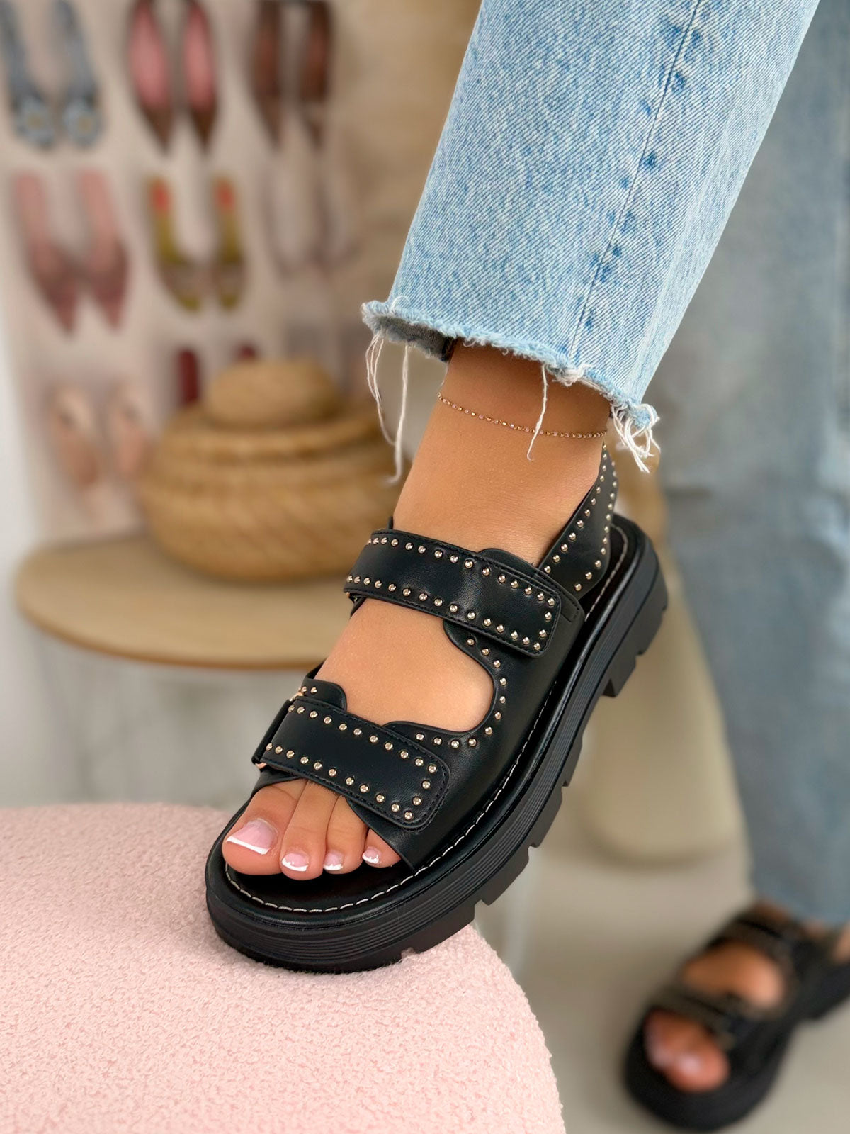 Nu-pieds femme noirs tendance à scratchs cloutés et semelle crantée