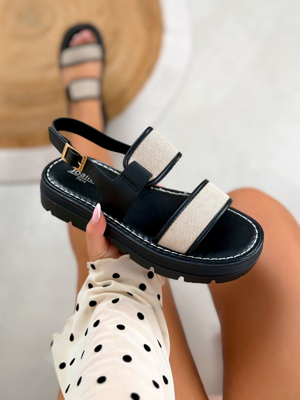 Nu-pieds femme noirs tendance à brides tissées beiges et plateforme crantée