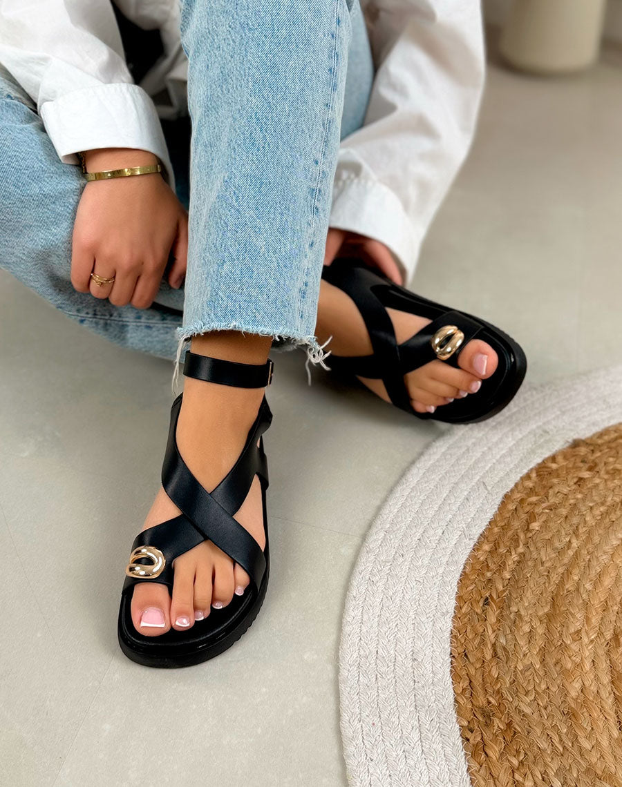 Nu-pieds femme noirs élégants à lanières croisées et bijou doré