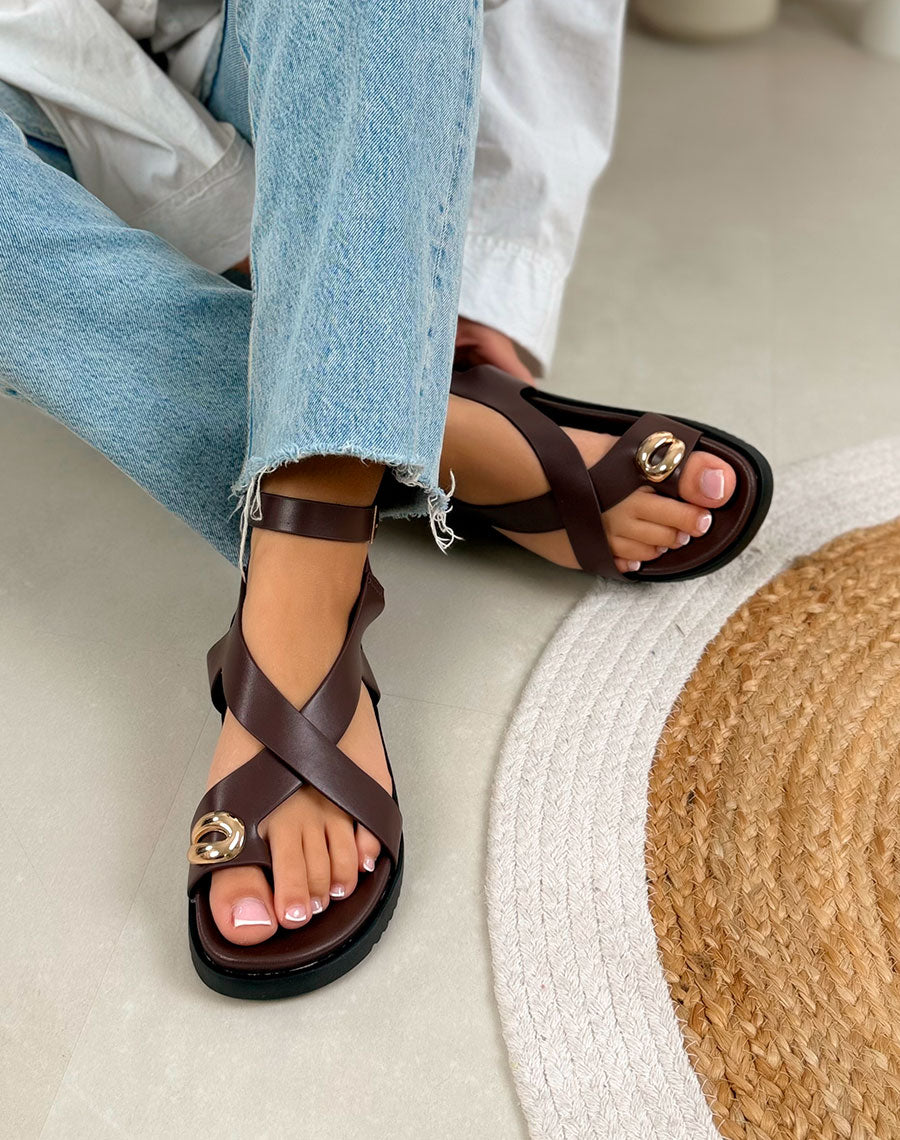 Nu-pieds femme marron élégants à lanières croisées et bijou doré