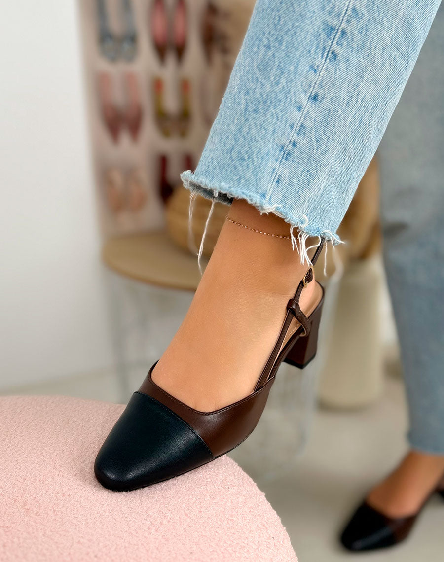 Escarpins femme marron élégants à bout noir et talon carré moyen