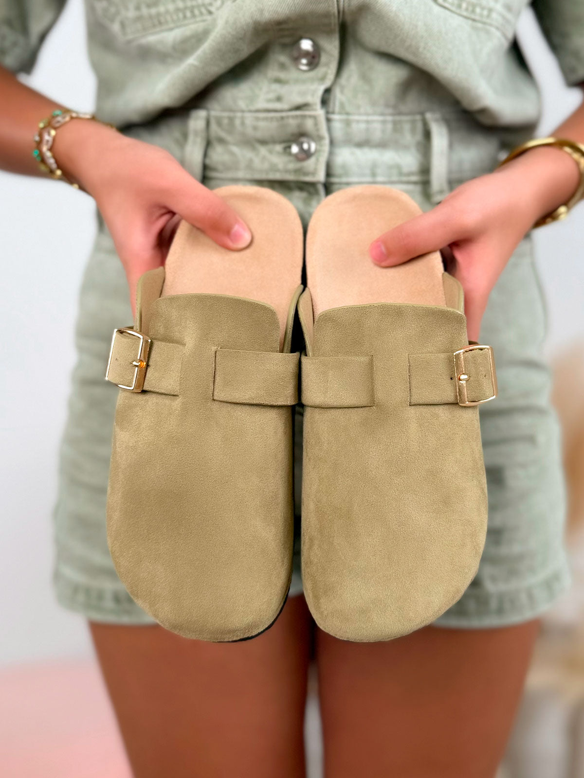 Mule femme verte tendance en suédine avec boucles dorées