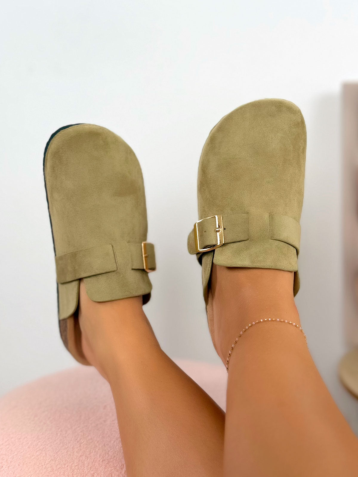 Mule femme verte tendance en suédine avec boucles dorées