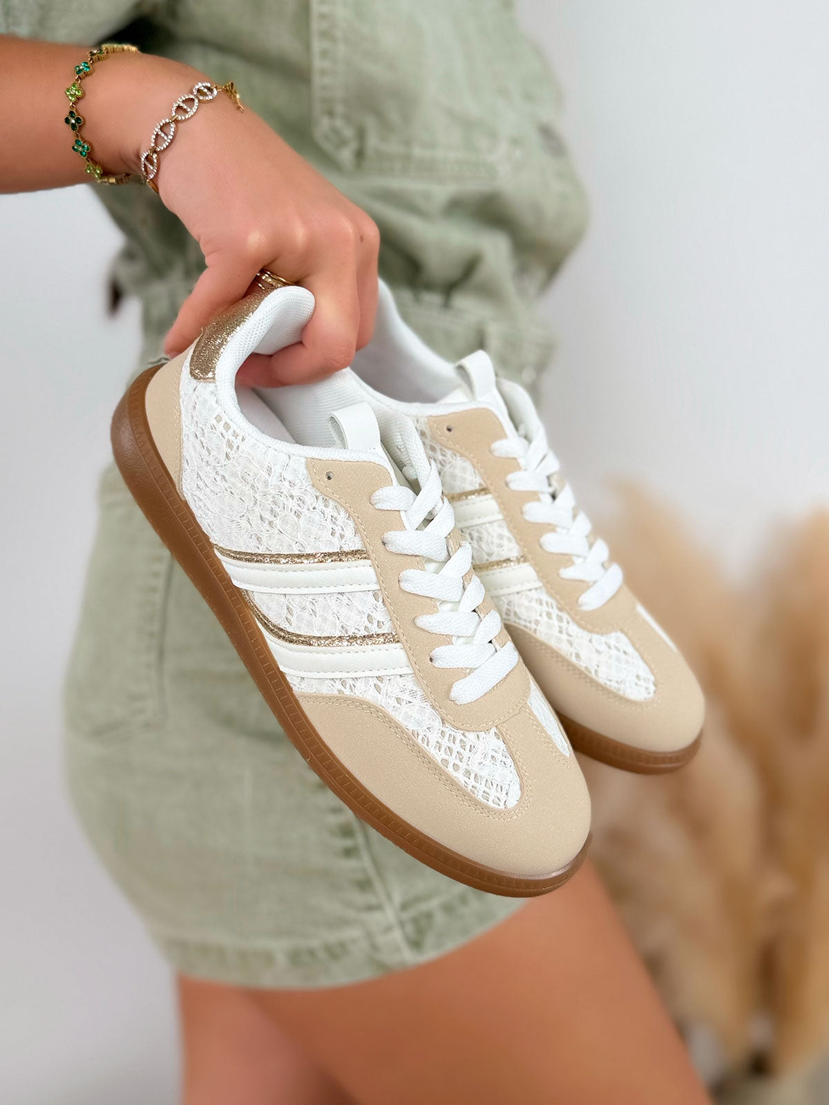 Basket femme beige élégante en dentelle avec rayures blanches et dorées