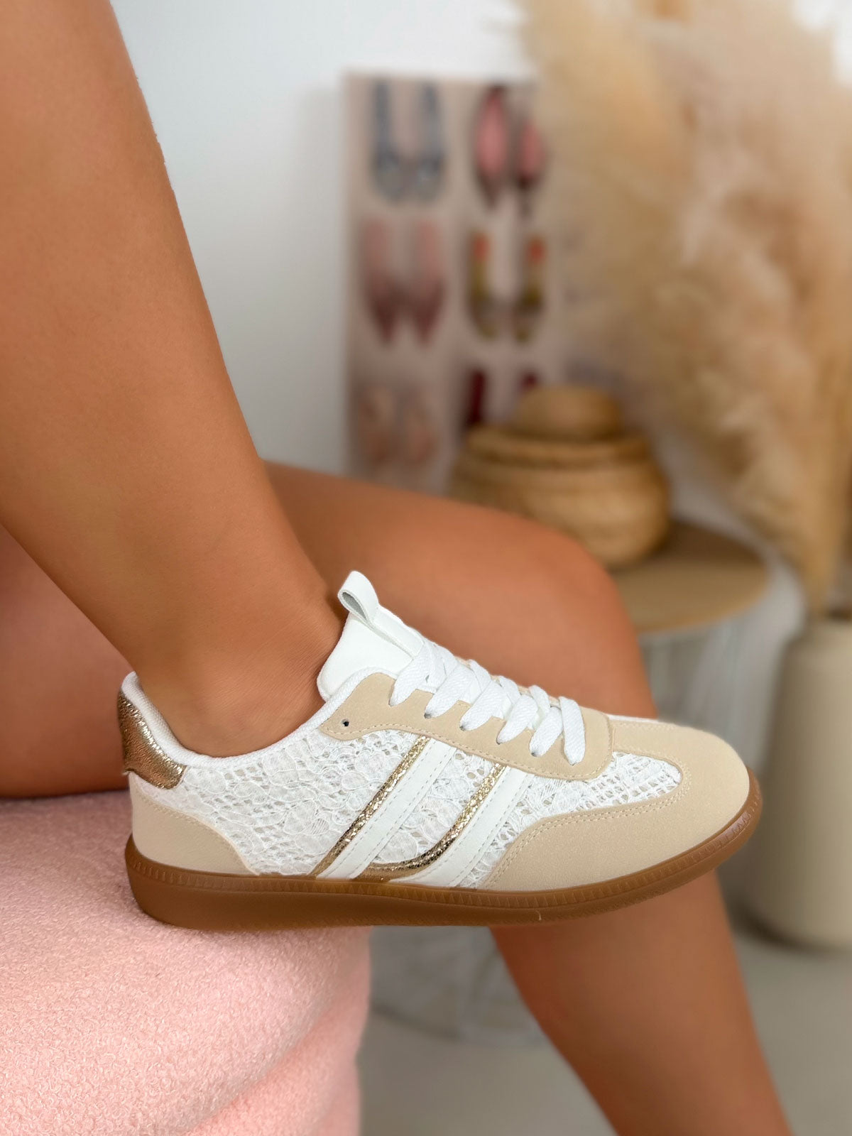 Basket femme beige élégante en dentelle avec rayures blanches et dorées