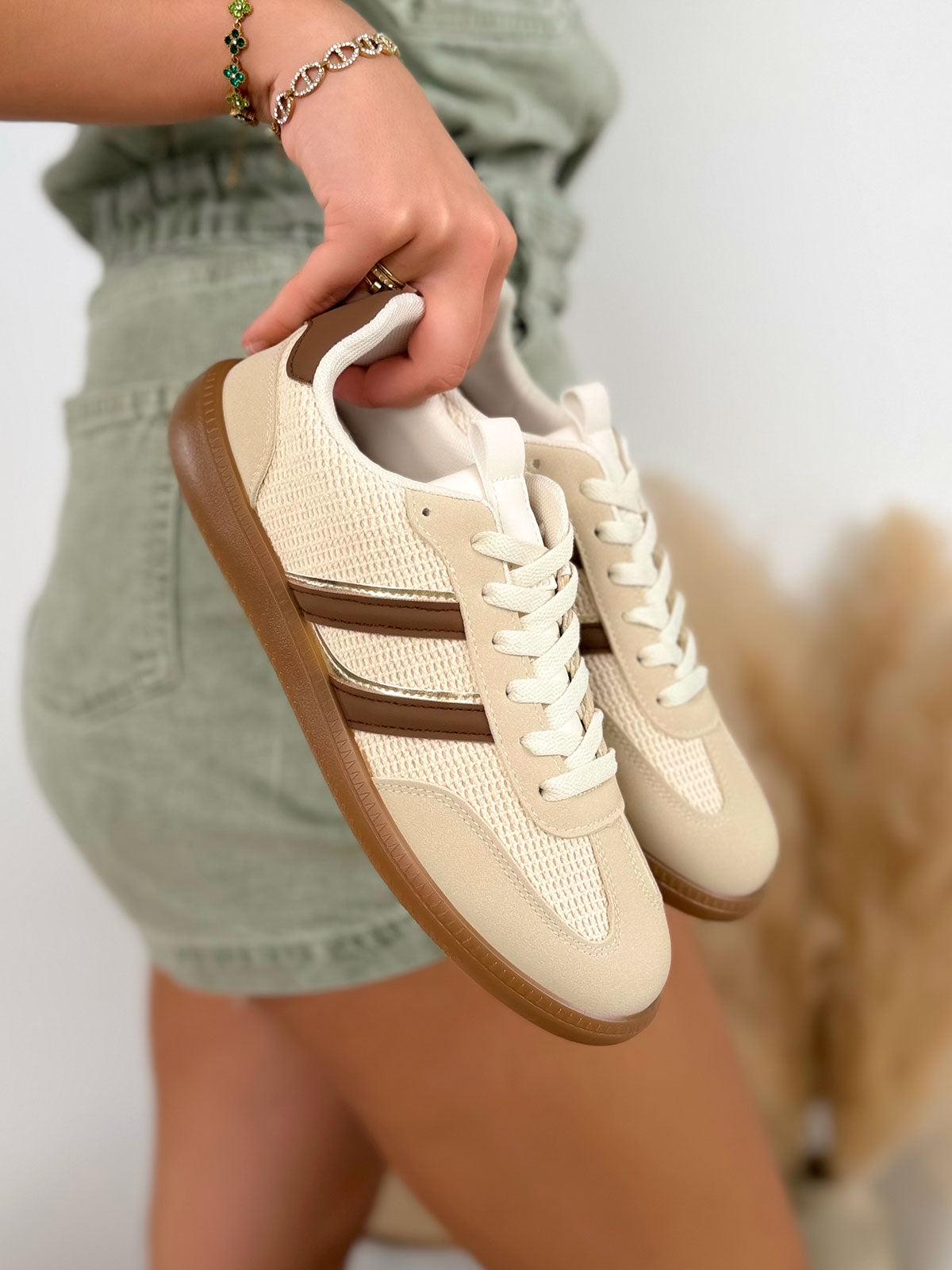 Basket femme beige tendance tissée à rayures marron doré avec semelle marron