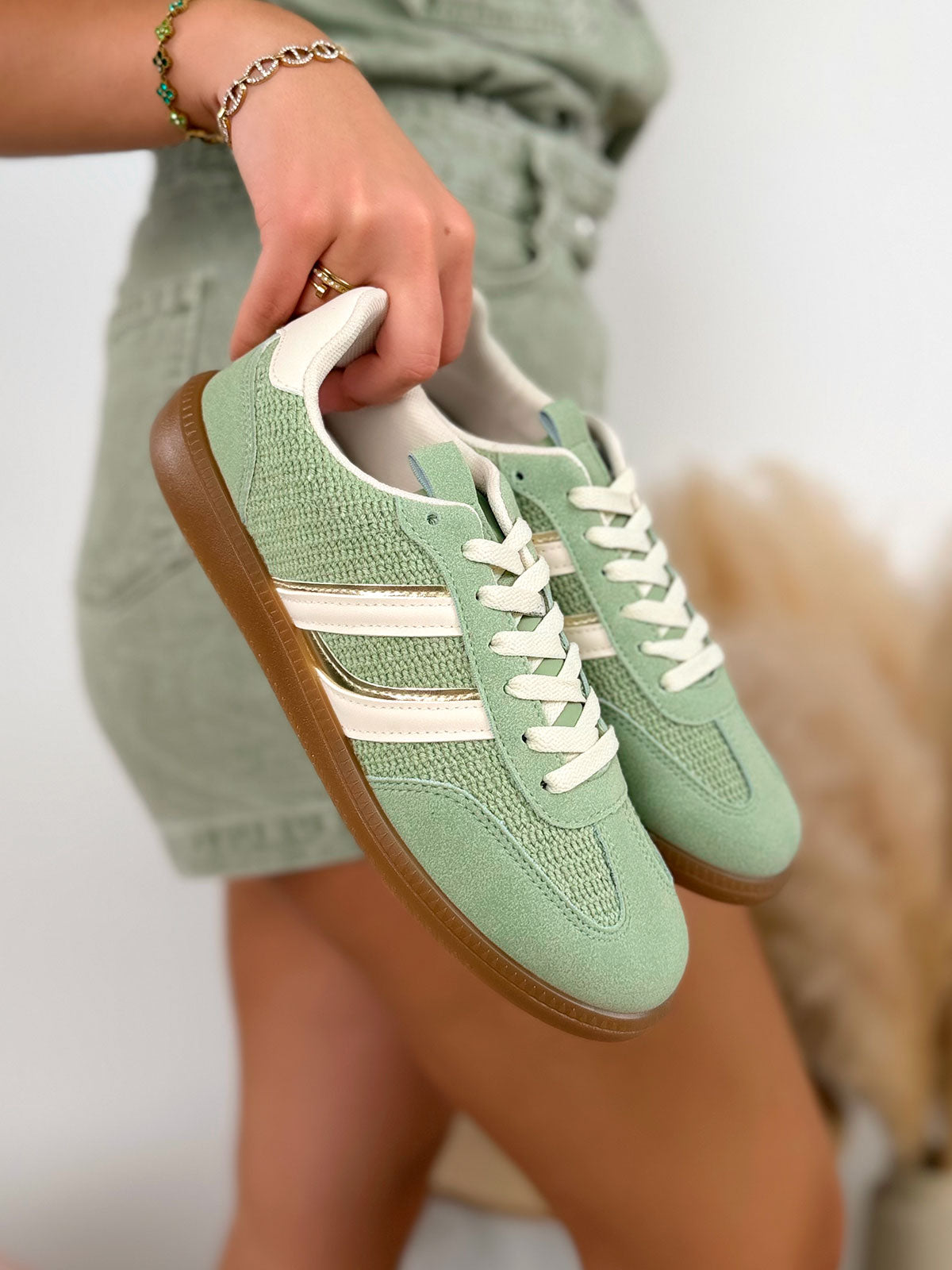 Basket femme verte tendance tissée à rayures blanches et dorées