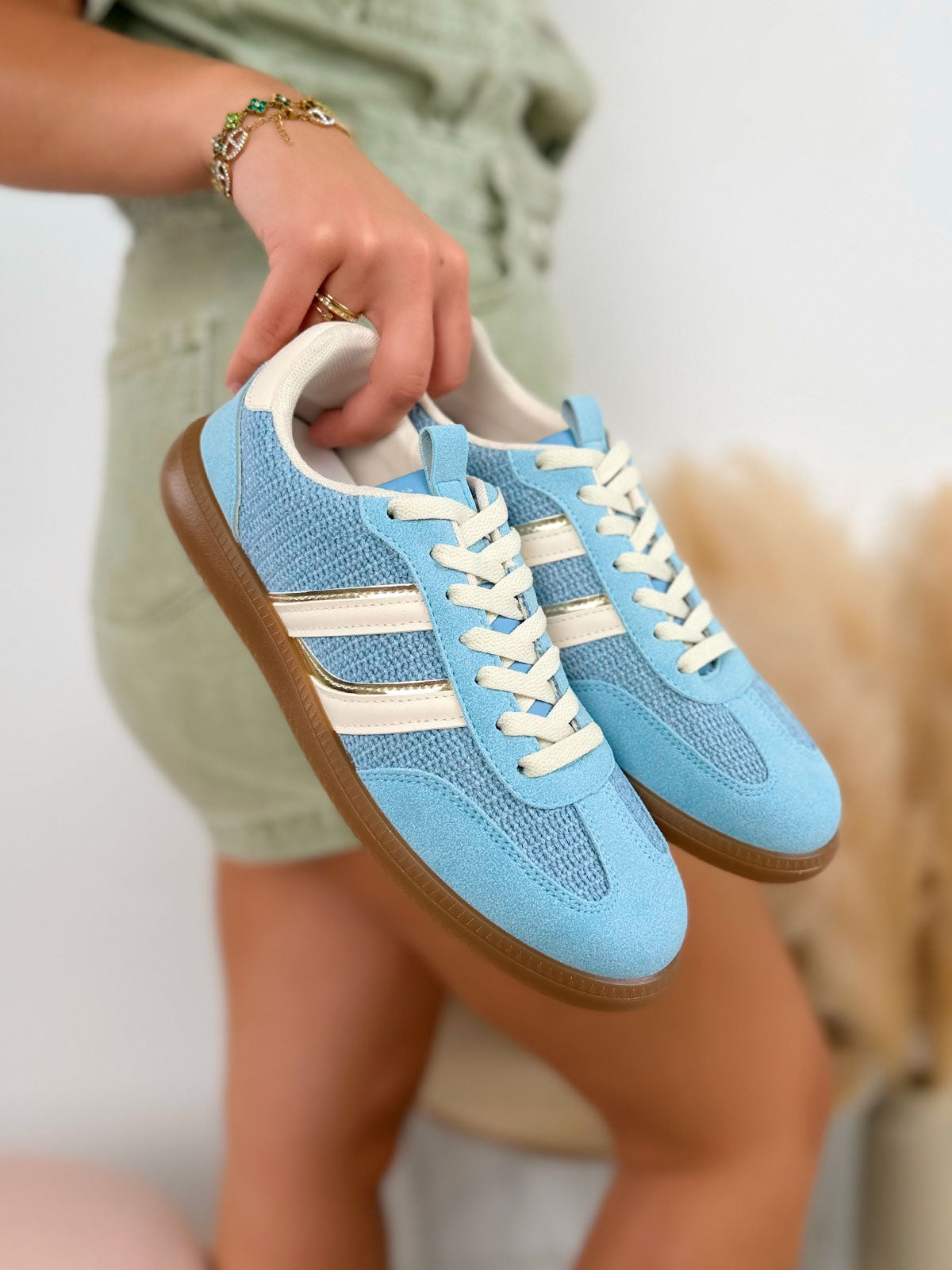 Basket femme bleue tendance tissée à rayures beige et dorées