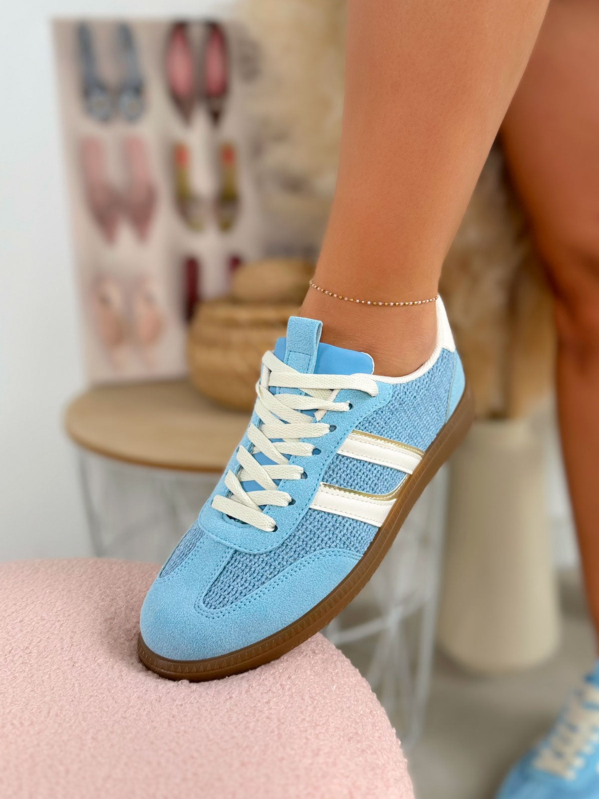 Basket femme bleue tendance tissée à rayures beige et dorées