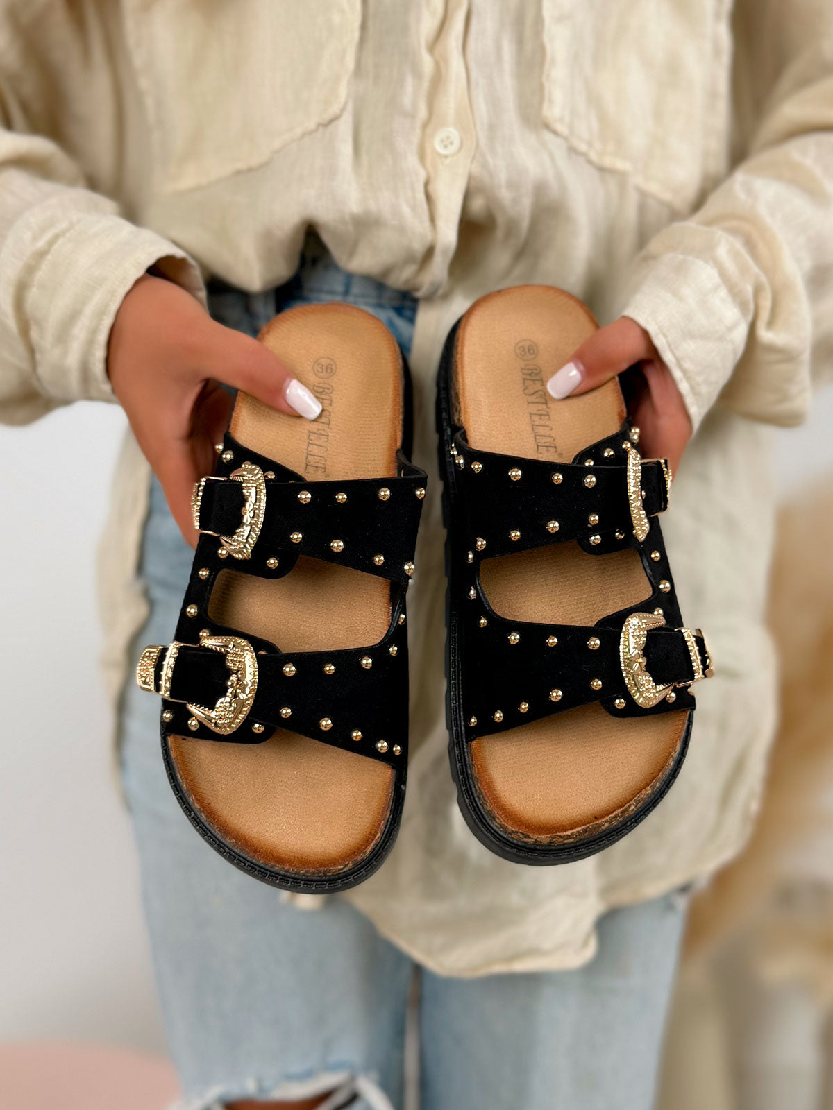 Mule femme noire en suédine cloutée avec boucles dorées à plateforme
