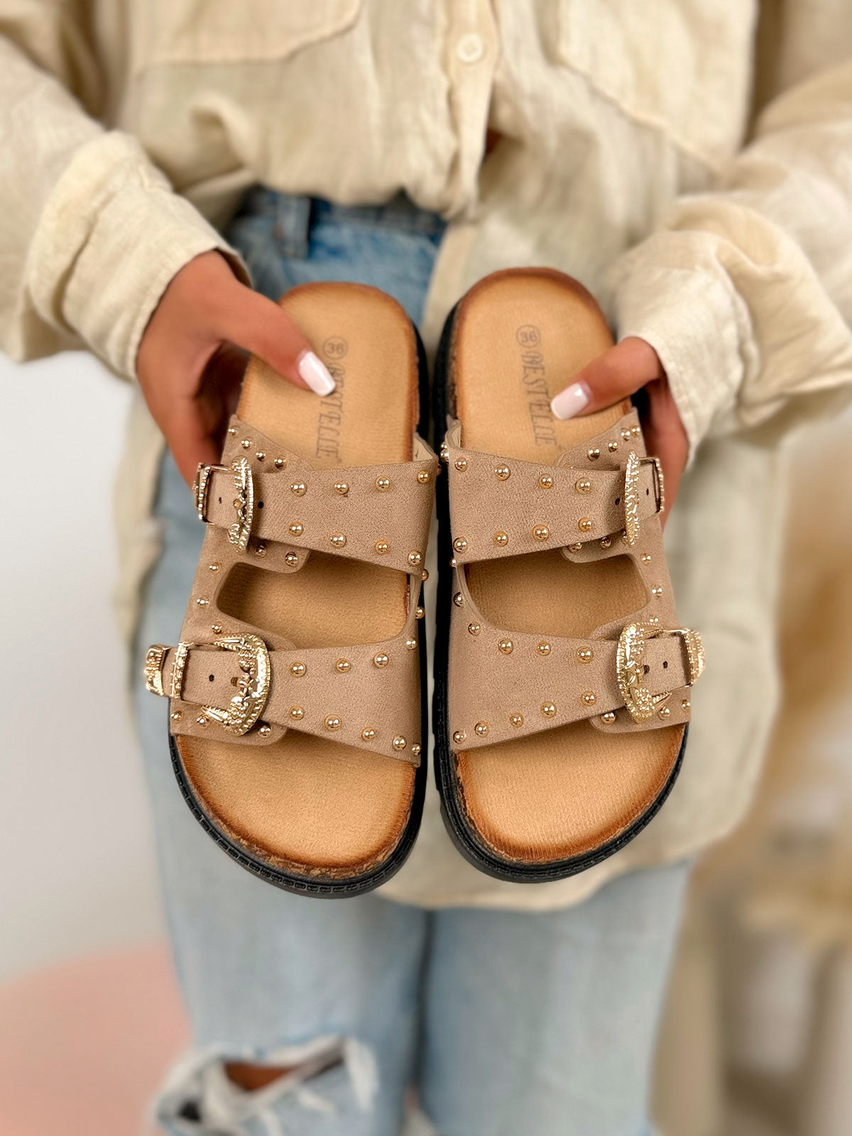 Mule femme taupe en suédine cloutée avec boucles dorées à plateforme