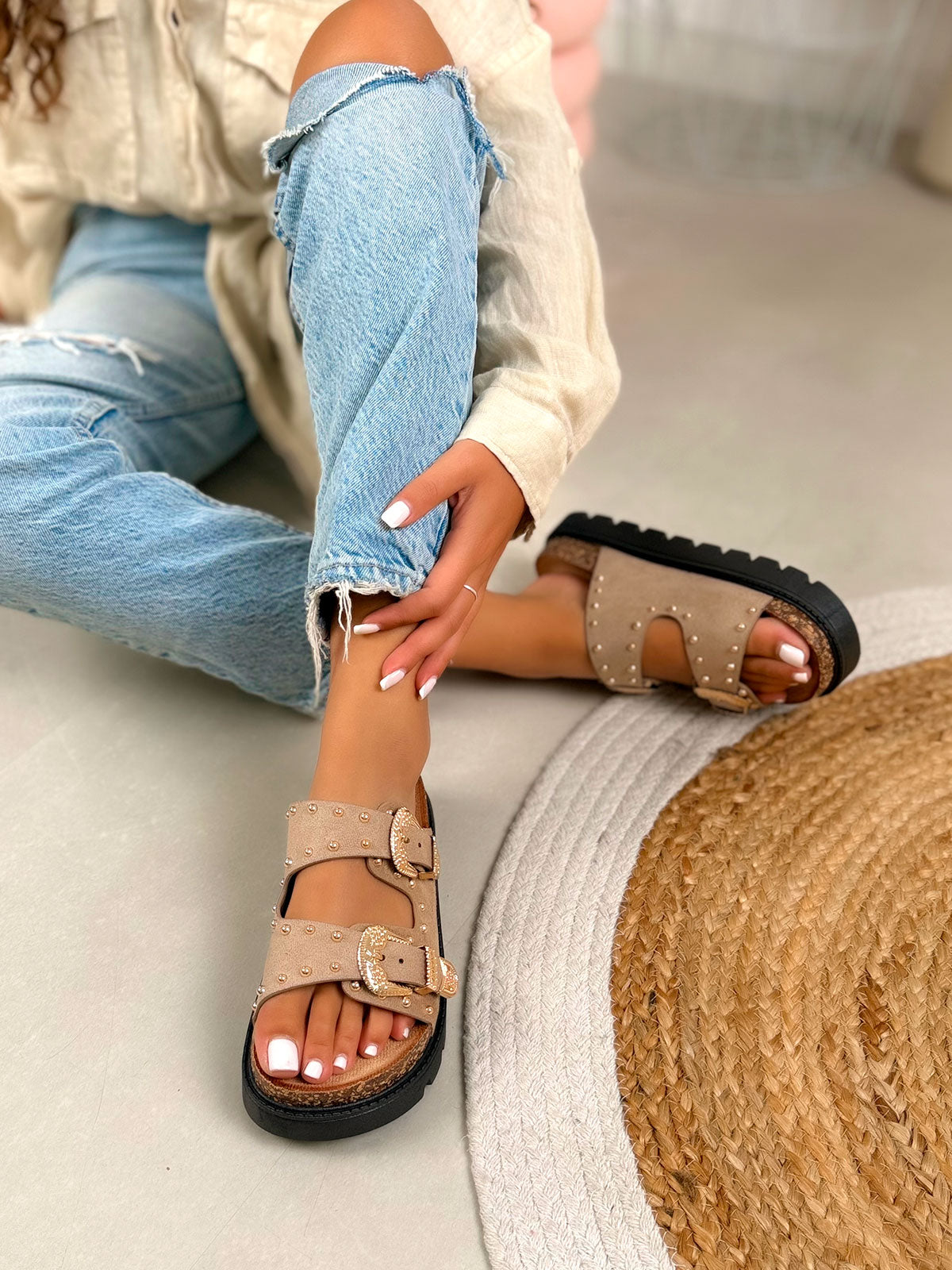 Mule femme taupe en suédine cloutée avec boucles dorées à plateforme